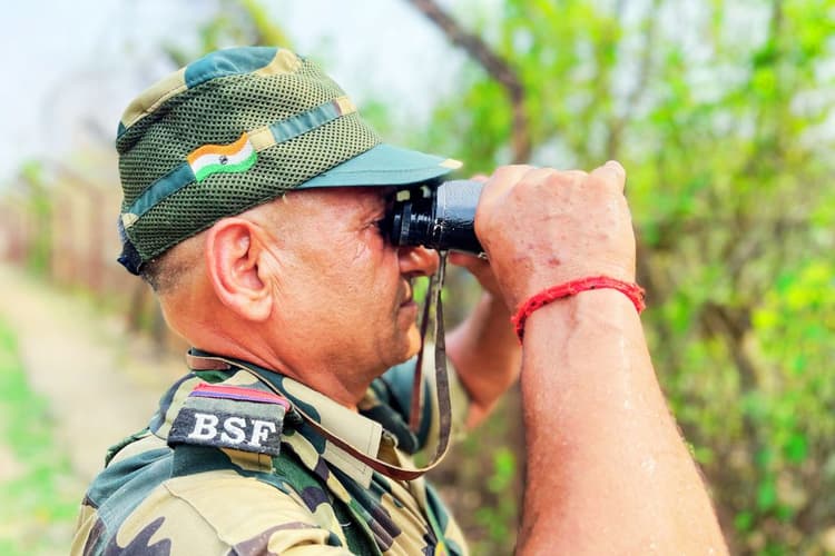 मालदा में भारत-बांग्लादेश सीमा पर जबर्दस्त तनाव, घुसपैठियों को खदेड़ने गयी BSF का 7000 लोगों ने रोका रास्ता