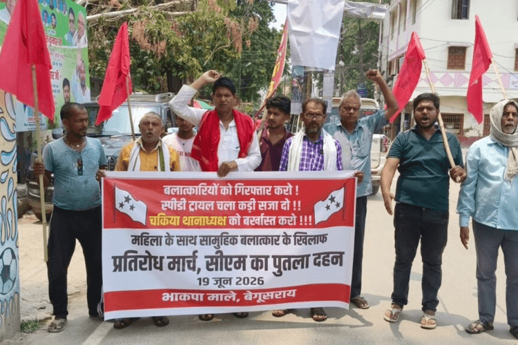 बेगूसराय दुष्कर्म मामला: पीड़िता को न्याय दिलाने के लिए सड़कों पर उतरे भाकपा माले कार्यकर्ता, मुख्यमंत्री का पुतला फूंका