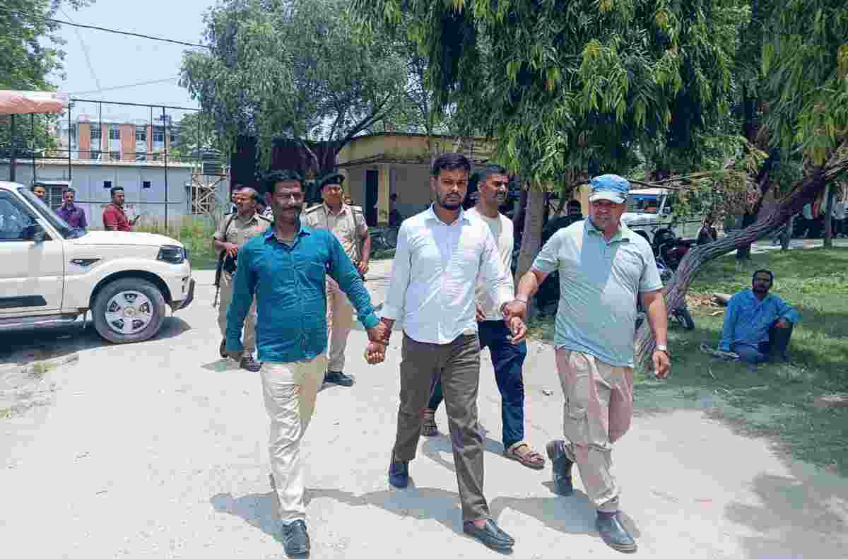 Bettiah News RTPS clerk block office arrested bribe 15000 Vigilance Department (1) Bettiah News RTPS clerk block office arrested bribe 15000 Vigilance Department (1)