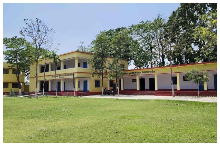 Bettiah News: सरकारी आदेश पर चलाया व्हाइटनर, अपार आईडी और बोर्ड प्रैक्टिकल परीक्षा में असहयोग पर बढ़ा बवाल