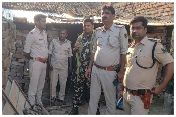 Bettiah News: ढोल-नगाड़ों की थाप पर गरजी बगहा पुलिस, कोर्ट के आदेश पर फरार वारंटियों के घरों में हुई जब्ती