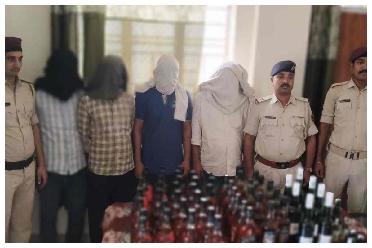 Bettiah News-narkatiaganj-saptkranti-express-pantry-car-liquor-seizure-four-arrested Bettiah News-narkatiaganj-saptkranti-express-pantry-car-liquor-seizure-four-arrested