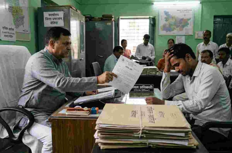 बेतिया: दाखिल-खारिज मामले पेंडिंग मिलने पर राजस्व कर्मचारी पर गिरी गाज, किये गये सस्पेंड