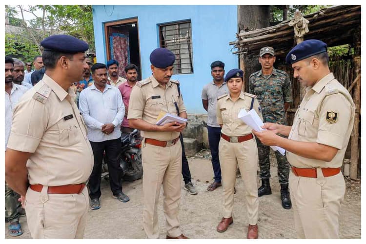बेतिया: पश्चिम चंपारण में पुलिस का बड़ा अभियान, 10 स्थानों पर कुर्की-जप्ती