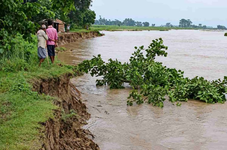 नदी निगल रही सड़क! बेतिया में बढ़ा खतरा, दर्जनों गांवों का संपर्क टूटने की आशंका