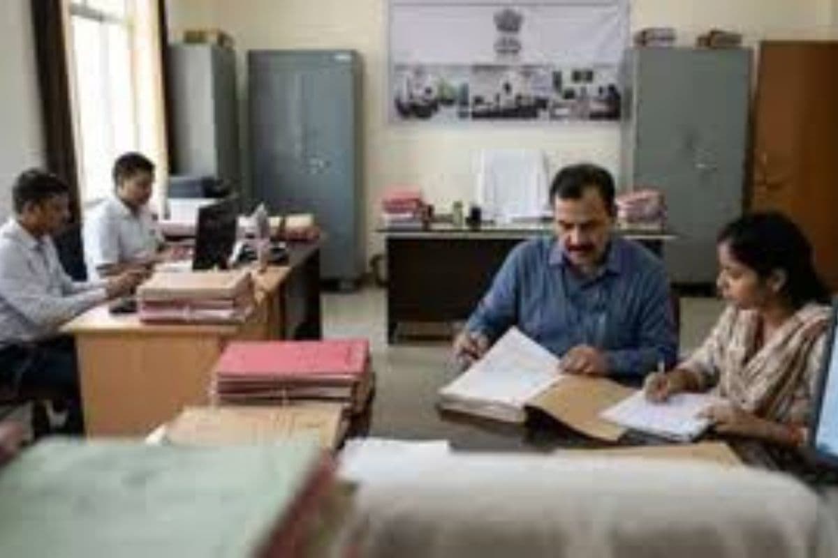 कहलगांव DCLR की कार्यशैली बनी मिसाल, एक महीने में 20 पायदान की छलांग लगाकर राज्य में सुधारी रैंकिंग