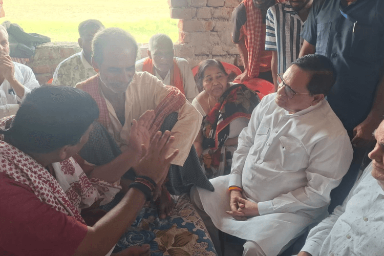 भरत तिवारी के परिजनों से मिले विधान परिषद सभापति, बोले- 'भरत मेरे परिवार के सदस्य जैसे थे' मुख्यमंत्री से करेंगे चर्चा