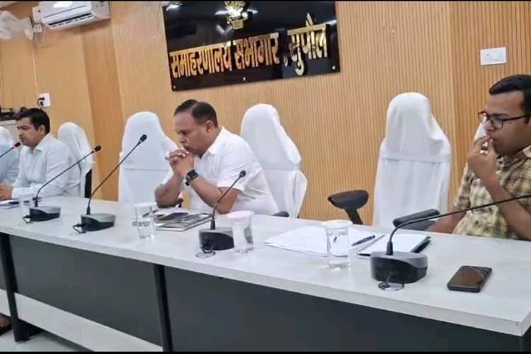 सुपौल में डीएम की सख्ती, दाखिल-खारिज से लेकर ऑनलाइन आवेदनों को तुरंत निपटाने का आदेश