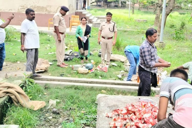शराब तस्करों पर सख्ती, कटिहार में 126 लीटर जब्त शराब की गई नष्ट