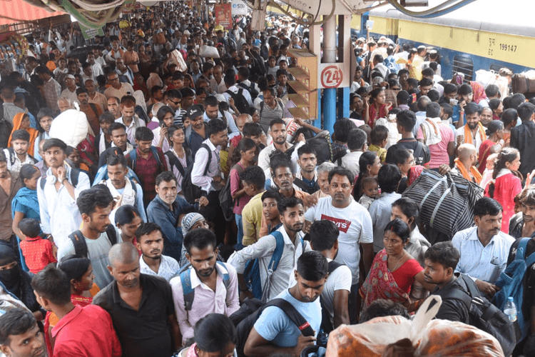 सिपाही भर्ती परीक्षा के बाद पटना के स्टेशनों पर उमड़ी छात्रों की भीड़, घर लौटने के लिए लगी लंबी-लंबी कतारें