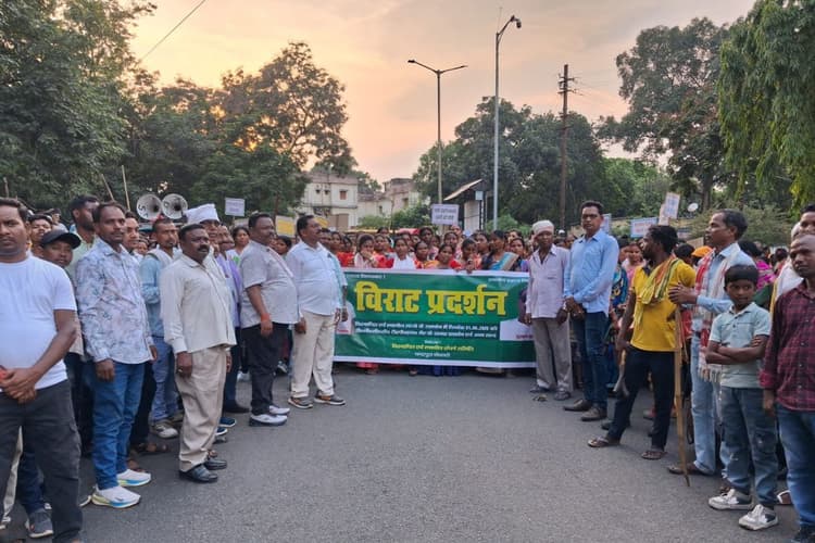 बोकारो : चंद्रपुरा पावर प्लांट में विस्थापितों और स्थानीय का जोरदार प्रदर्शन