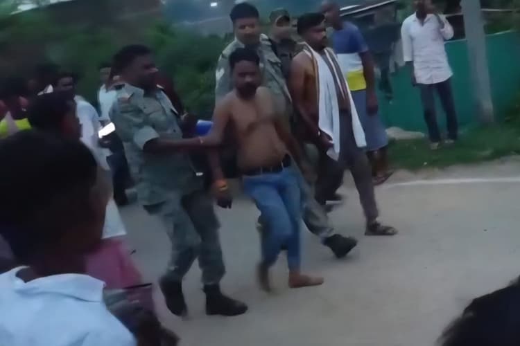 Bokaro: रिवाल्वर के साथ घूम रहे दो युवकों की ग्रामीणों ने की धुनाई, बाद में पुलिस को सौंपा