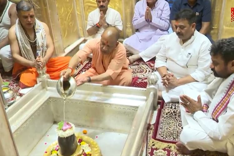 सीएम योगी ने काशी विश्वनाथ धाम व काल भैरव मंदिर जाकर किए दर्शन