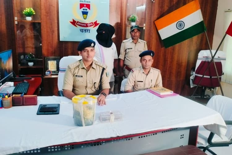चतरा में 2.567 किलो अफीम के साथ तस्कर गिरफ्तार, बाइक जब्त