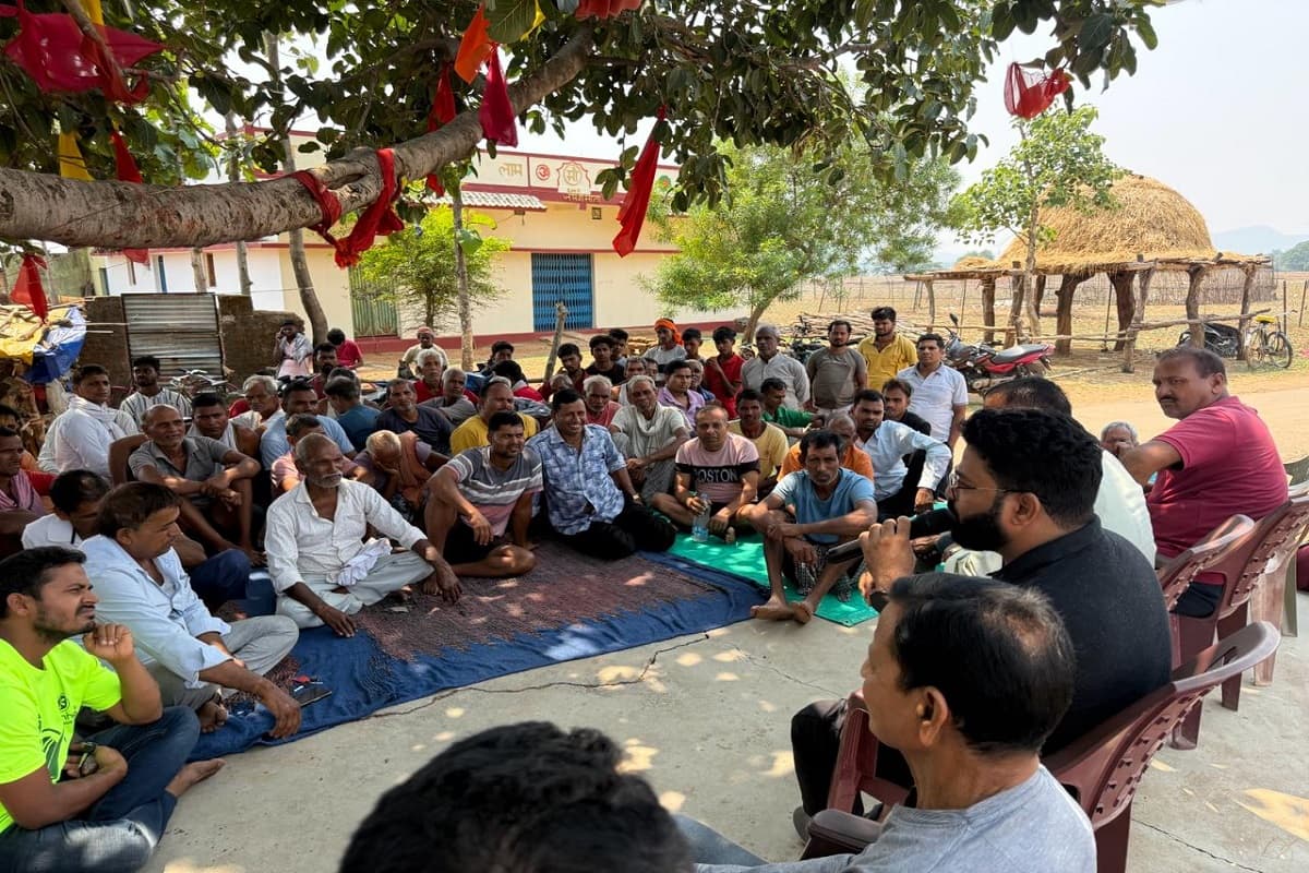 Chatra News: बाल विवाह के खिलाफ सिमरिया में बीडीओ की अनोखी पहल, ग्रामीणों को दिलाई शपथ