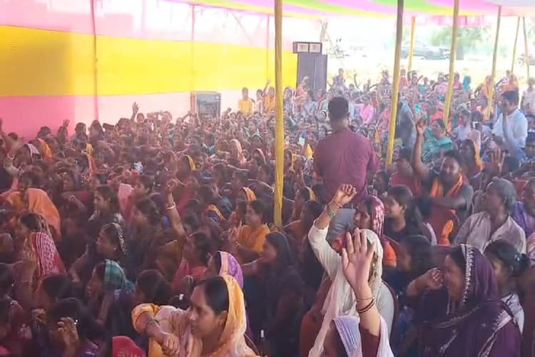 जीआरएएल कंपनी के खिलाफ कबरा पंचायत में महाधरना, सड़क निर्माण का ग्रामीणों ने किया विरोध