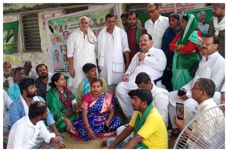 दरभंगा: बहादुरपुर में राजद का धरना, महंगाई और बढ़ते अपराध पर सरकार को घेरा, शामिल हुए पूर्व केंद्रीय मंत्री