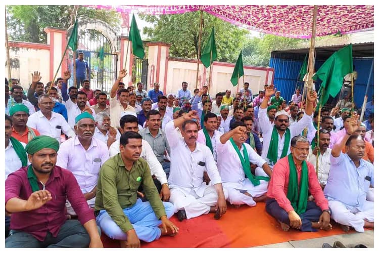 दरभंगा: बढ़ते अपराध और बेरोजगारी के खिलाफ जाले में राजद का धरना, बेरोजगारी को सौंपा ज्ञापन