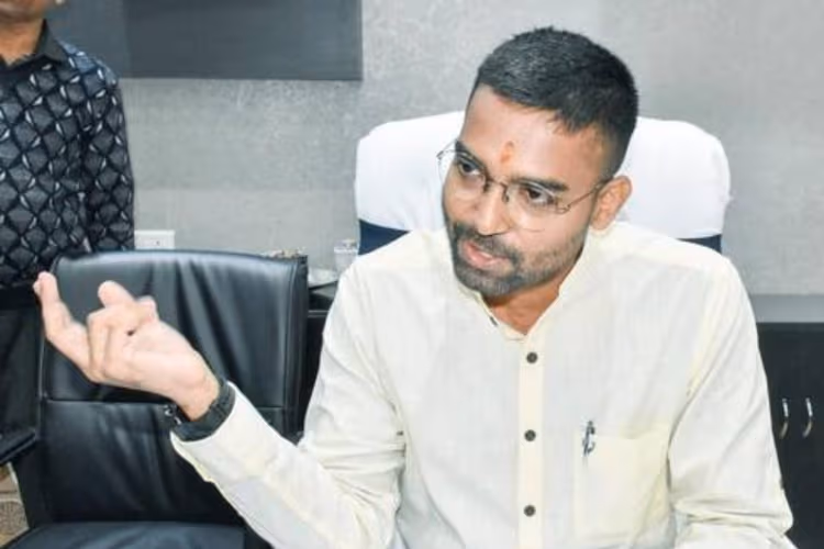 बिहार MLC चुनाव: दीपक प्रकाश ने नहीं किया नामांकन, मंत्री पद जाना तय! जानें 10 उम्मीदवारों के नाम