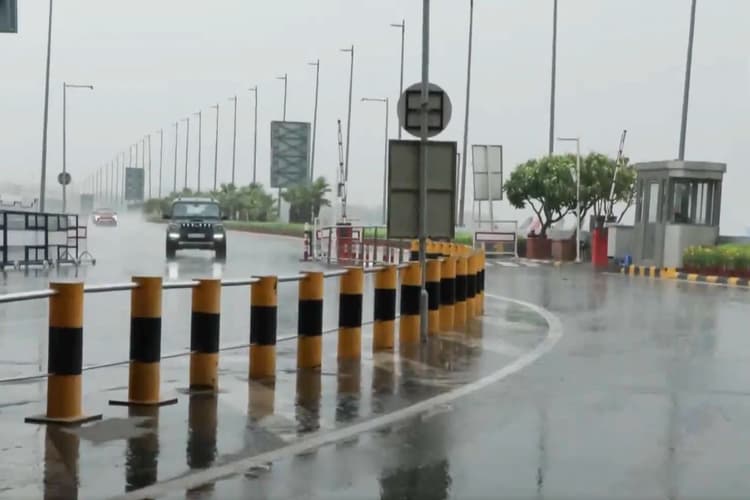 दिल्ली-NCR का अचानक बदला मौसम, तेज हवा के साथ झमाझम बारिश