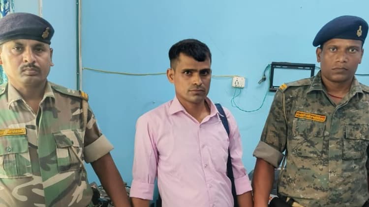 देवघर में घूसखोर JE पर गिरी गाज! बिल पास करने के नाम पर मांग रहा था रिश्वत, ACB ने दबोचा