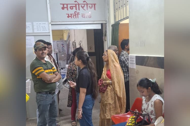 धनबाद के SNMMCH में मानसिक रोगी का हंगामा, पुलिस ने किया काबू