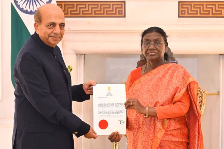 बांग्लादेश में IFS अधिकारी की जगह नेता बने राजदूत, दिनेश त्रिवेदी की नियुक्ति से दुनिया को क्या संदेश दे रही भारत सरकार?