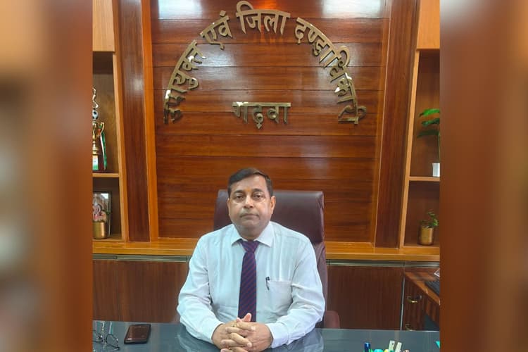 गढ़वा में म्यूटेशन मामलों पर डीसी सख्त, 30 दिनों में निपटाने का निर्देश
