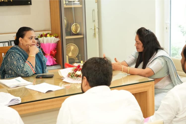 Garhwa: जिप अध्यक्ष शांति देवी ने मंत्री दीपिका पांडे सिंह से की मुलाकात, पंचायतों के विकास पर हुई चर्चा