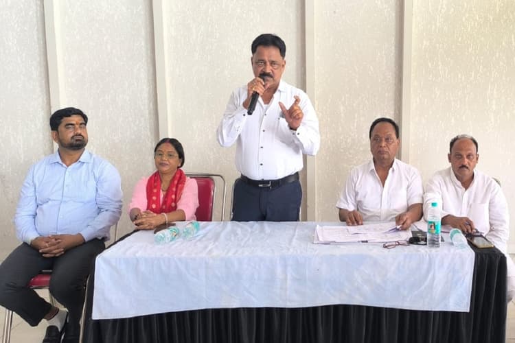 एसआईआर पर झामुमो की बैठक में बोले सुदिव्य कुमार सोनू, भाजपा जनता को कर रही है गुमराह