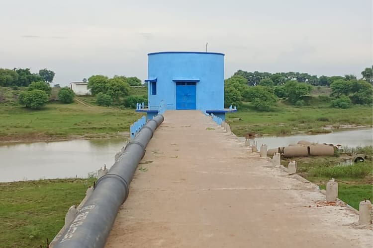 गोड्डा : सालों बाद भी चालू नहीं हुआ इंटेक वेल, पीने के पानी के लिए तरस रहे ग्रामीण