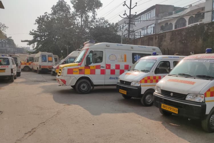 हाजीपुर में डायल 102 एम्बुलेंस लोगों की सुविधा के लिए है, शिकायत नहीं मिलनी चाहिए : डीएम