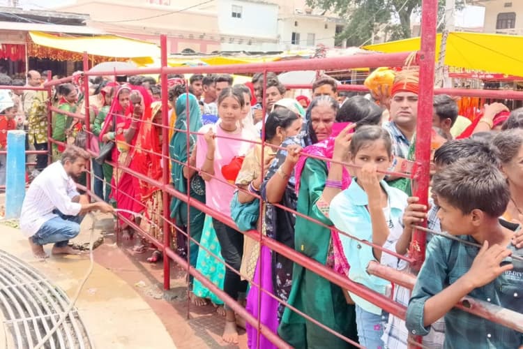भीषण गर्मी के बीच थावे दुर्गा मंदिर में उमड़ी श्रद्धालुओं की भीड़, दर्शन के लिए लगी लंबी कतार