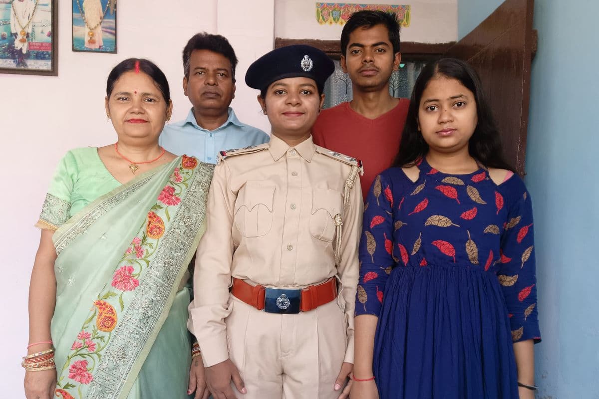 परिवहन विभाग में सब इंस्पेक्टर बनीं हरिहरपुर की बेटी कुशुम, गांव में जश्न का माहौल