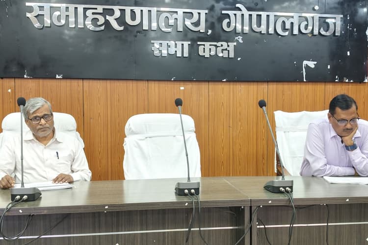 गोपालगंज में स्वास्थ्य सेवाओं में लापरवाही पर सख्त हुए जिलाधिकारी, सभी केंद्रों के प्रदर्शन की गहन समीक्षा