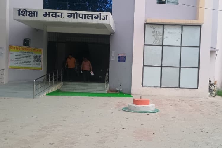गोपालगंज में ऊर्जा बचत की अनूठी पहल: अब साइकिल और पैदल कार्यालय पहुंचेंगे शिक्षा विभाग के अधिकारी