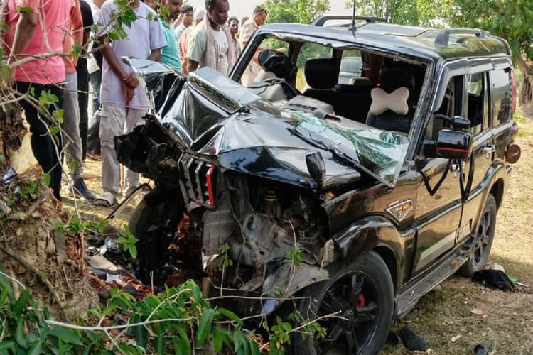 गुमला-सिमडेगा सीमा पर भीषण सड़क हादसा, तीन बच्चों समेत पांच लोगों की मौत