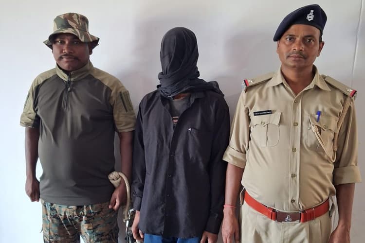 Gumla: छेड़खानी और मोबाइल छीनने के आरोपी को पुलिस ने दबोचा, भेजा जेल