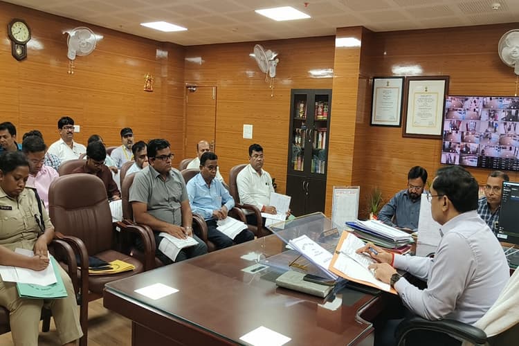 गुमला के 18 बालू घाटों की नीलामी प्रक्रिया पूरी, उपायुक्त की समीक्षा बैठक में कई अहम फैसले