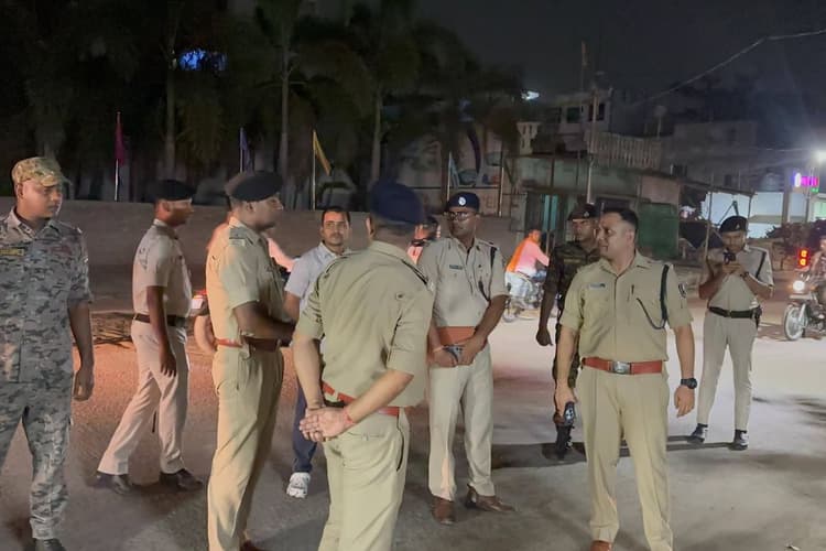 हाजीपुर में नए SP का पहला एक्शन, देर रात गश्त कर सुरक्षा व्यवस्था का लिया जायजा