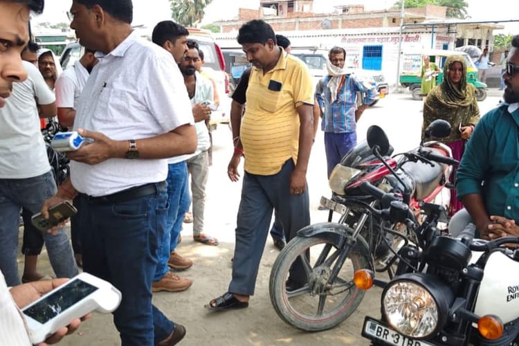 हाजीपुर में ट्रैफिक पुलिस का बड़ा एक्शन: 15 दिनों में 2624 वाहनों की जांच, वसूला 42.88 लाख का जुर्माना