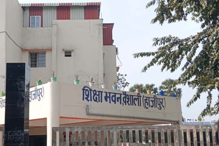 हाजीपुर के स्कूल में शिक्षकों की लापरवाही पर बड़ा एक्शन, 4 का वेतन रोका, 5 से मांगा जवाब