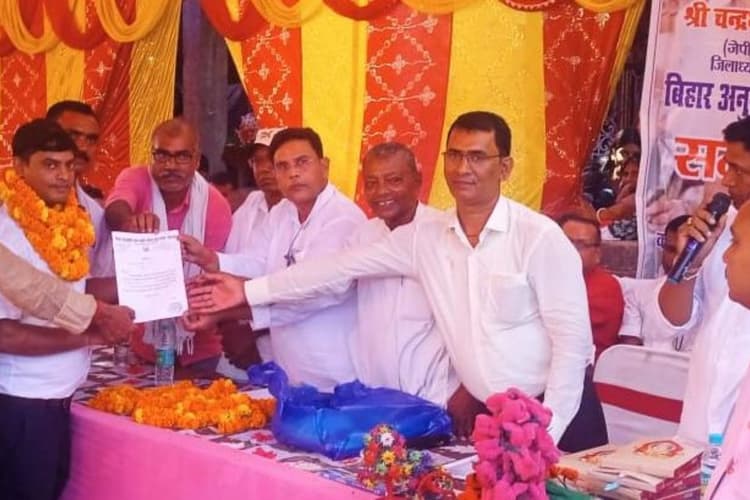 महुआ में लोहार समाज का एकदिवसीय सम्मेलन आयोजित. मेधावी छात्र-छात्राओं को किया गया सम्मानित