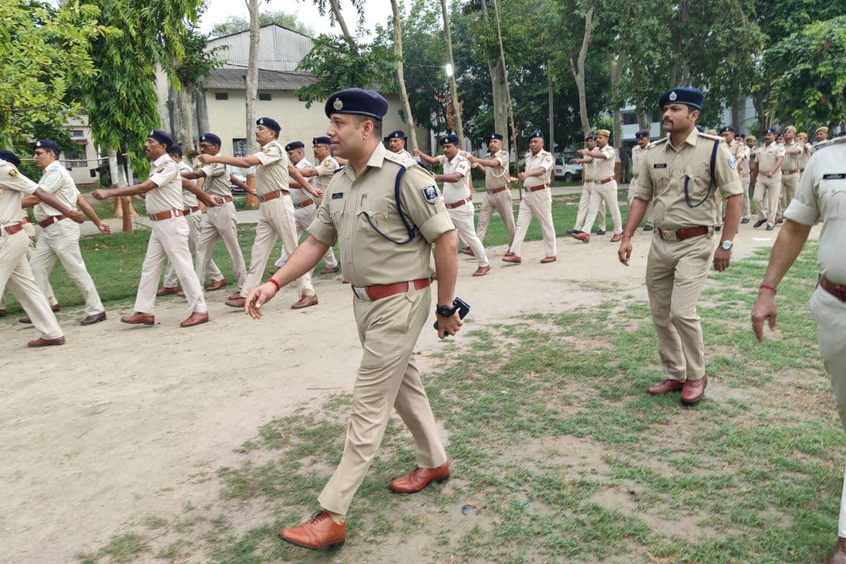 वैशाली एसपी का पुलिस केंद्र का औचक निरीक्षण, जवानों को फिटनेस, अनुशासन और तत्परता के दिए निर्देश वैशाली एसपी का पुलिस केंद्र का औचक निरीक्षण, जवानों को फिटनेस, अनुशासन और तत्परता के दिए निर्देश