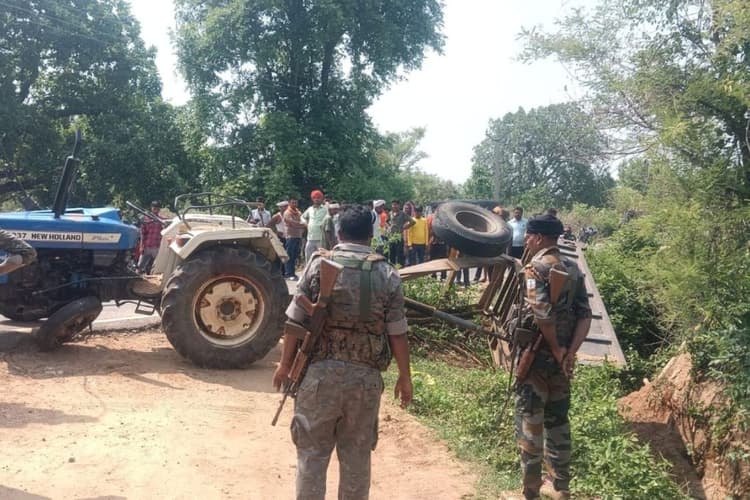 साहब… इस मौत का जिम्मेदार कौन? हजारीबाग में अवैध बालू लदा ट्रैक्टर पलटा, 1 मासूम की गई जान