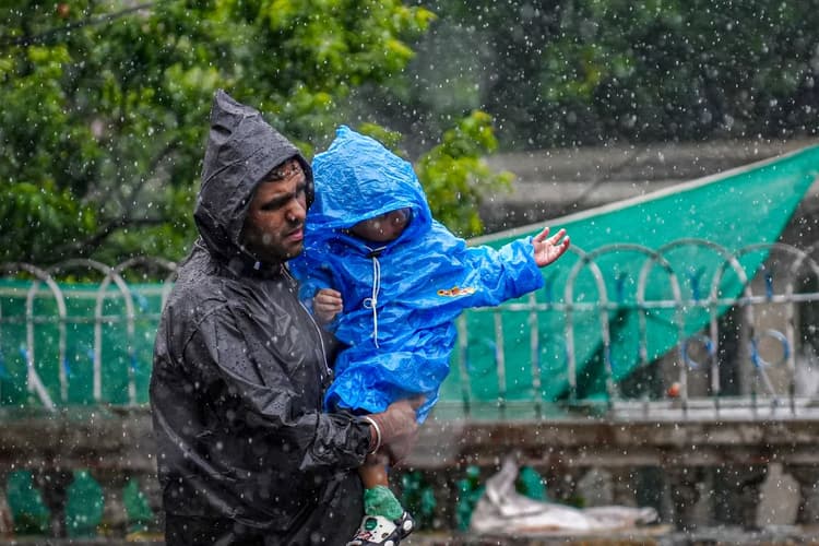 Heavy Rain Alert: बारिश बिजली और तूफानी हवा, अगले 5 दिन इन राज्यों में मौसम की करवट