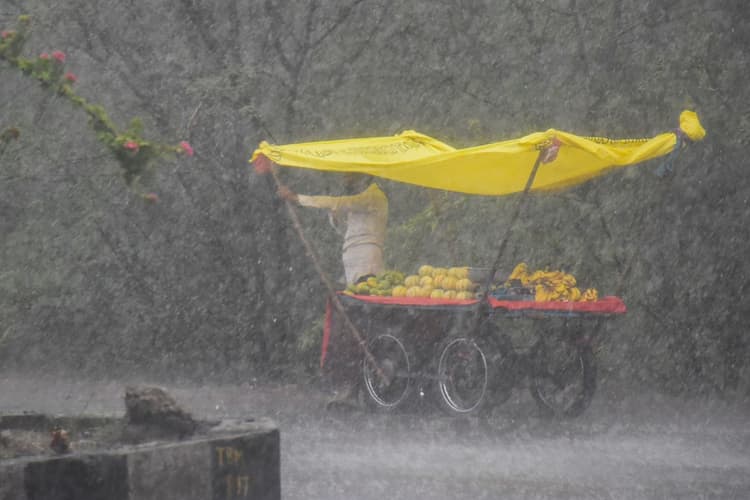 Heavy Rain Warning: 17 से 22 जून तक भारी से बहुत भारी बारिश, इन राज्यों में 80 किलोमीटर की रफ्तार से तूफानी हवा