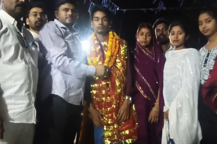 बिहार के लाल ने JEE Advanced में मारी बाजी, पिता करते हैं मजदूरी, बेटे की सफलता पर रो पड़ी मां
