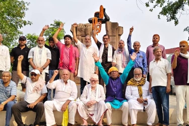 आरा में संपूर्ण क्रांति दिवस पर जेपी को श्रद्धांजलि, विचार गोष्ठी का हुआ आयोजन