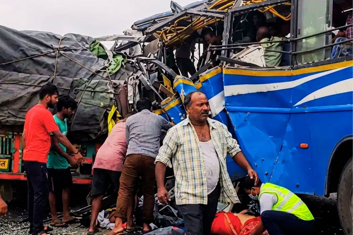 भारी बारिश के बीच जलपाईगुड़ी में भीषण हादसा, बस-ट्रेलर की टक्कर में 4 की मौत, 30 घायल